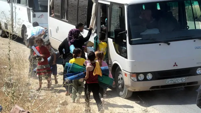 Halep'te otobüslere bindirilen siviller