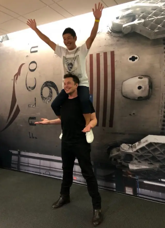 2023 చంద్ర మండల యాత్రపై ప్రకటనకు ముందు యుసాకు మేజావాను భుజాలపైకి ఎత్తుకున్న ఎలాన్ మస్క్