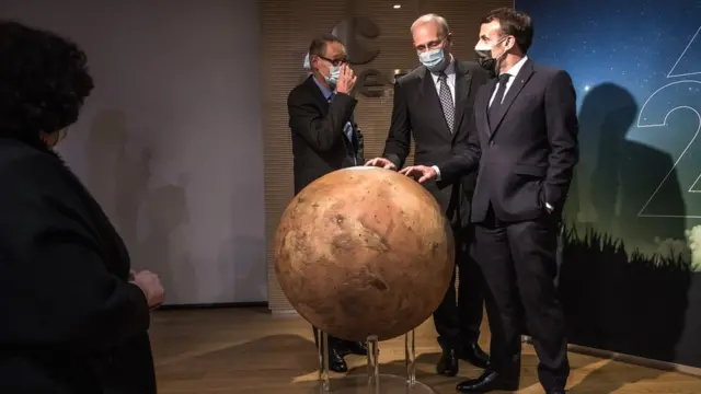 Макрон с глобусом Марса