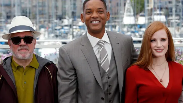 左からアルモドバル監督、スミスさん、チャステインさん