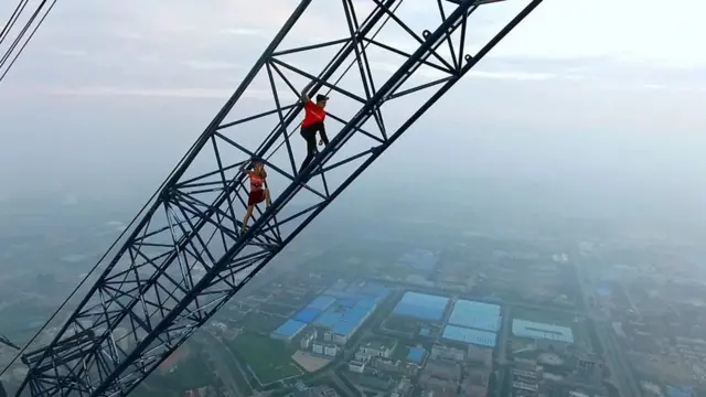 Пењање на кровове је опасно - филм приказује пар како жали за пријатељима који су изгубили живот радећи исто што и они
