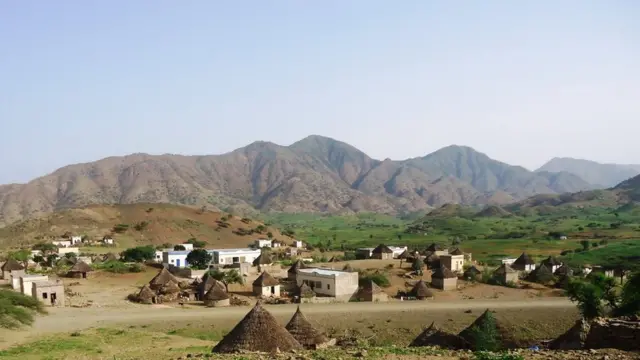 ኣብ ገማግም ፈለግ ዓንሳባ ካብ ከተማ ከረን ሸሞንተ ኪሎ ሜትር ርሒቓ ኣብ እትርከብ ሙሻ እተባህለት ዓዲ