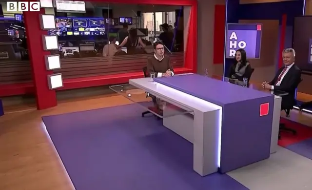 टीवी स्टूडियो में भूकंप