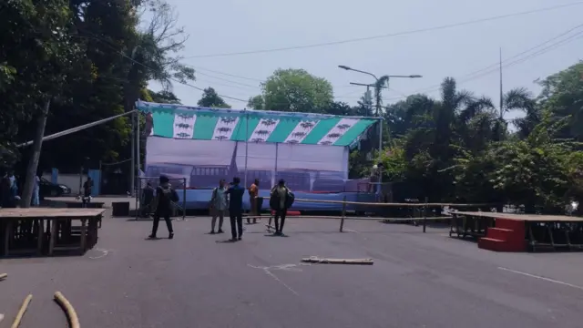 দুপুরে জমায়েতের জন্য মঞ্চ প্রস্তুত করা হয়েছে।