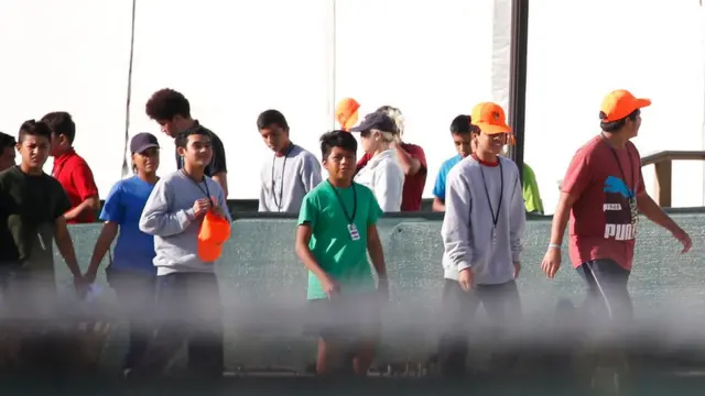 Menores caminando a las afueras del centro de detención de inmigrantes en Homestead, Florida