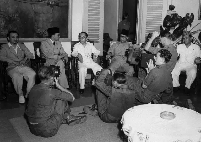 Sukarno mengenalkan kabinet pertamanya kepada wartawan.