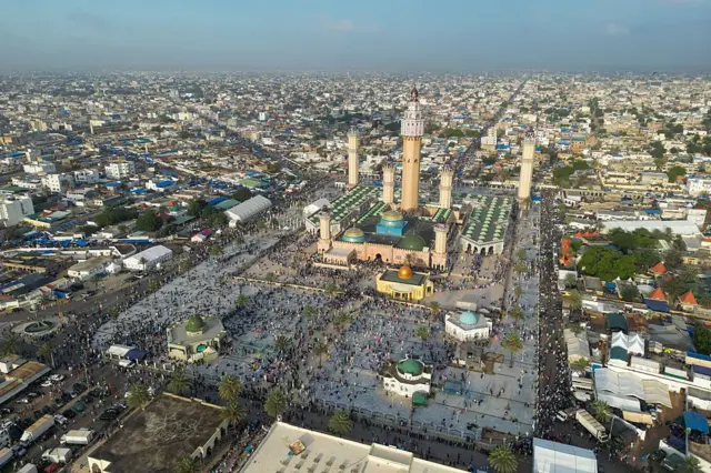 Vue aérienne de la grande mosquée de Touba