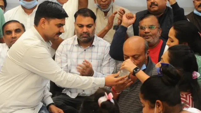 મહેશ સવાણીને પારણાં કરાવતા યુવરાજસિંહ