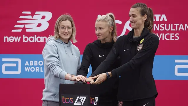 今年7月に女子サッカーの欧州選手権（ユーロ）で優勝したイングランド代表チームの、エレン・ホワイト（左）、リア・ウィリアムソン（中央）、ジル・スコットの3選手がスタートの合図を鳴らした
