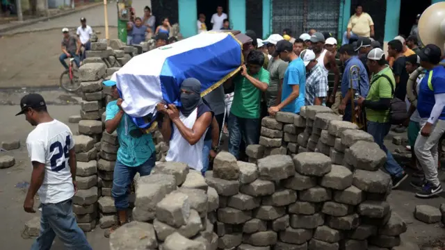 Entierro de un manifestante antigubernamental en Nicaragua.