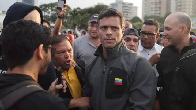 Leopoldo López luego de su liberación a manos de lo que él describió como ""militares a la orden de la Constitución y del presidente Guaidó".
