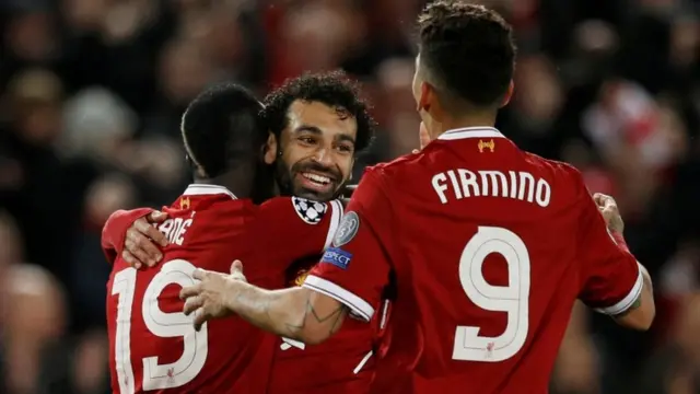 فيرمينو وماني يحتضنان محمد صلاح.