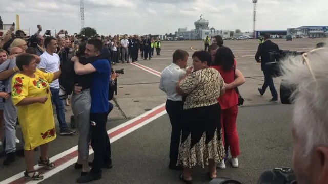 Родные плачут