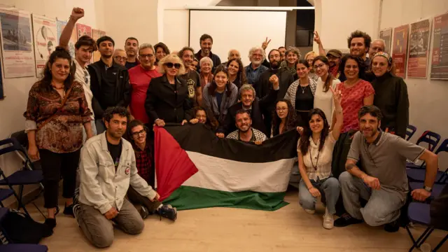 طاقم السفينة قبيل انطلاقهم إلى غزة