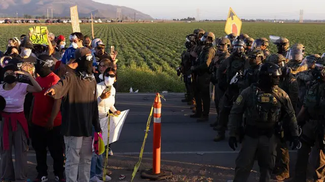 Manifestantes se enfrentan a agentes de Aduanas y Protección Fronteriza de EE.UU. frente a una redada de la Oficina Federal de Inmigración en Glass House Farms, Camarillo, California, el 10 de julio de 2025. 