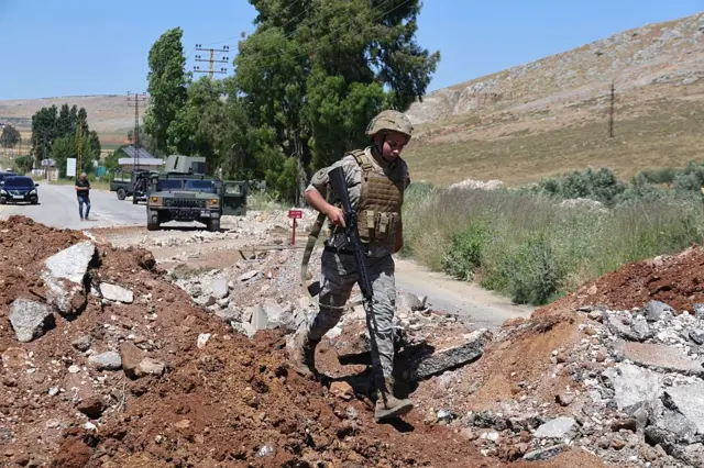 Kendaraan berat militer Israel membersihkan jalan dengan menyingkirkan tumpukan tanah dan puing-puing, setelah tentara Lebanon mengumumkan telah memasuki wilayah tersebut, menyusul penarikan pasukan Israel yang sebelumnya melakukan serangan di kota Dibbin, Nabatieh, Lebanon, 4 Juni 2026. (SUMBER FOTO: Ramiz Dallah/Anadolu via Getty Images)