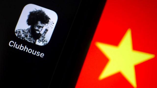 Un celular con la imagen de Clubhouse y una estrella amarilla sobre un fondo rojo que simboliza China