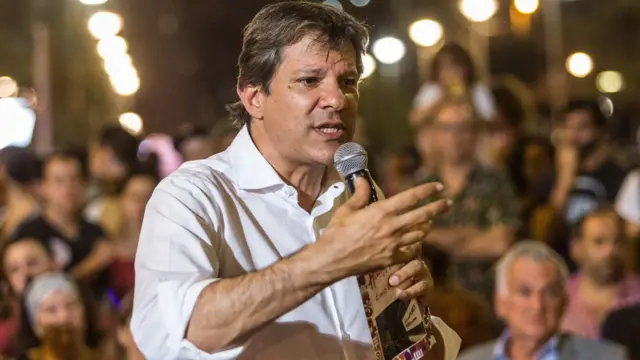 Fernando Haddad durante evento na praça Roosevelt, em São Paulo