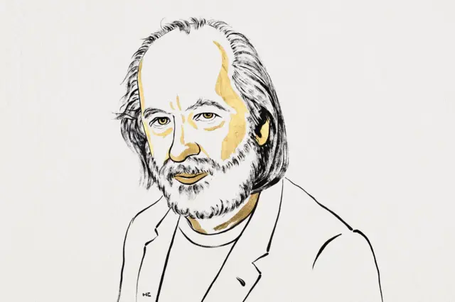 رسم توضيحي بأسلوب فني للكاتب الهنغاري لازلو كراسنهوركاي، يظهر فيه بوجه مائل قليلاً ولحية وشعر طويلين، مرتدياً سترة بلون فاتح على خلفية بيضاء بسيطة.