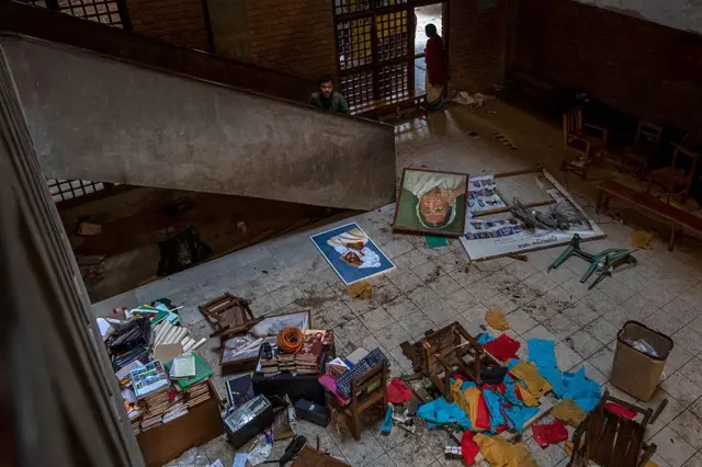 বৃহস্পতিবার মধ্যরাতে দেশের অন্যতম সাংস্কৃতিক প্রতিষ্ঠান ছায়ানটেও হামলা চালানো হয়