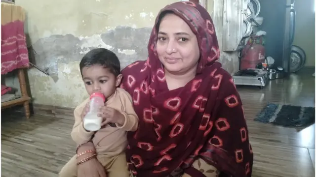 દત્તક બાળક સાથે ખુરશીદા