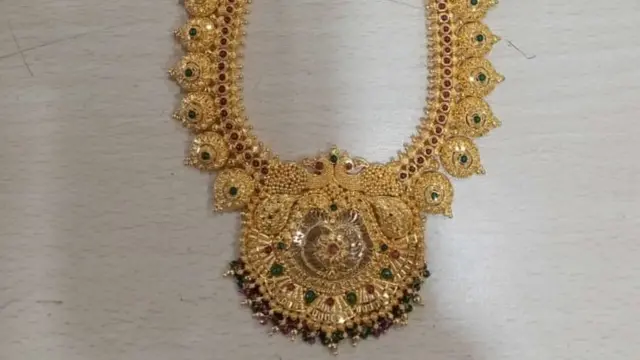 బంగారం ధర తగ్గడంతో కుదువ బెట్టిన బంగారం తీసుకోవడం కన్నా కొత్తగా కొనుక్కోవడం మంచి భావిస్తున్నారు.