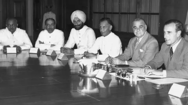 ভারতের ভাইসরয় লর্ড মাউন্টব্যাটেন তাঁর ভারতভাগের পরিকল্পনা নিয়ে আলোচনা করছেন