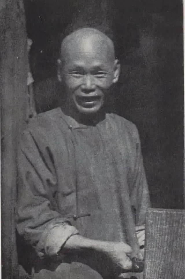 Un hombre mayor sonriendo