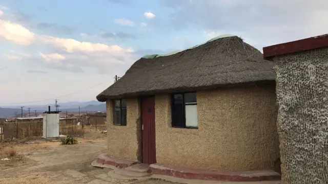 La maison de l'un des 'faux' guérisseurs traditionnels arrêté.
