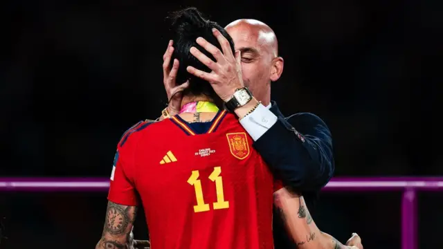 የፌዴሬሽኑ ፕሬዚዳንት ተጫዋቿን በሳሙበት ወቅት 