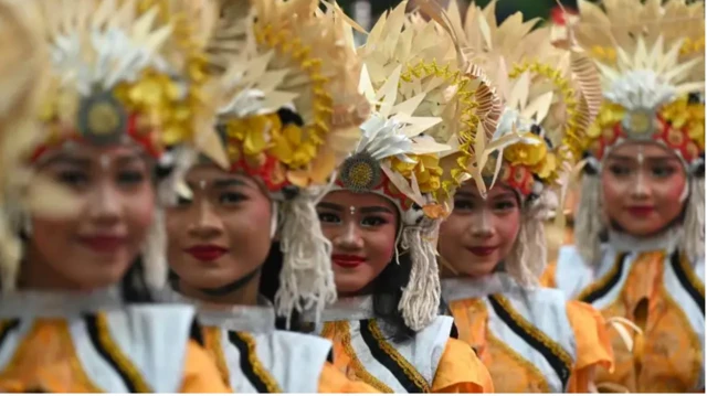 د اندونیزیا په بالي کې مسلکي نڅاګرې د نوي کال مراسمو ته چمتوالی کوي.
