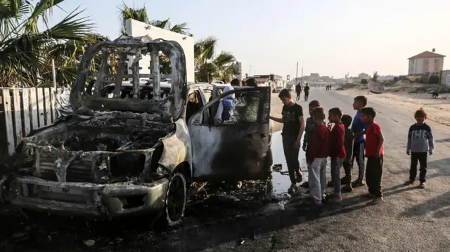 Los restos del coche atacado. 