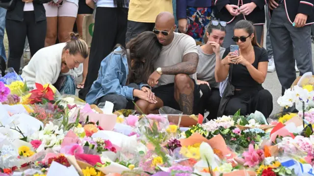 نمای نزدیک از مردم در محل یادبود قربانیان