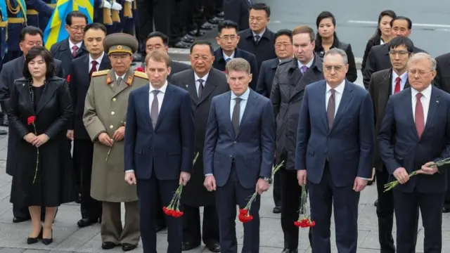 최선희 외무성 제1부상(두번째줄 왼쪽 첫번째), 리영길 총참모장(왼쪽 두번째), 현송월 삼지연관현악단 단장(맨 뒷줄 오른쪽 두번째)