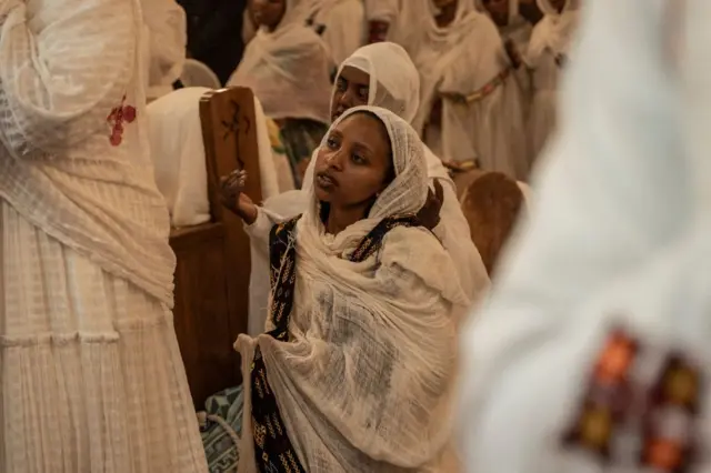 Seorang perempuan jemaat Kristen Ortodoks Ethiopia mengikuti kebaktian di sebuah gereja di Addis Ababa, pada Mei 2024 lalu.