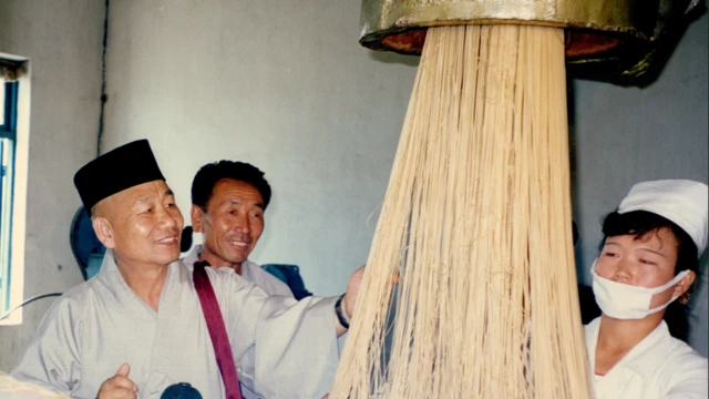 ඇමෙරිකානු පයුන්බල්ගුක් සංගමයේ (American Pyeongbulguk Association) සභාපති ඩොඅන් හිමි, පෙයෝප්තා හිමියන් විසින් පිහිටුවන ලද උතුරු කොරියාවේ හ්වංහේ පළාතේ දකුණු ප්‍රදේශයේ පිහිටා ඇති 'ගෙයුම්ගං නූඩ්ල්ස්' කර්මාන්ත ශාලාවේ සංචාරය නිරත වෙමින්