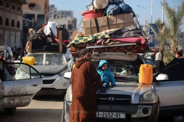 Des Palestiniens attendent d'être autorisés à retourner chez eux dans le nord de la bande de Gaza après avoir été déplacés vers le sud sur ordre d'Israël pendant la guerre, au milieu d'un cessez-le-feu entre Israël et le Hamas, dans le centre de la bande de Gaza, le 26 janvier 2025.