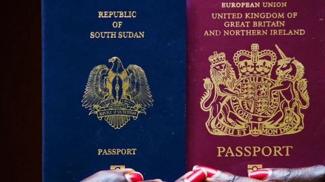 每个国家护照的设计都突显其国家的特色。