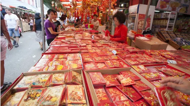 قمری نئے سال پر اس طرح کے سرخ لفافے کافی مشہور ہیں جن میں پیسوں کا تحفہ دیا جاتا ہے