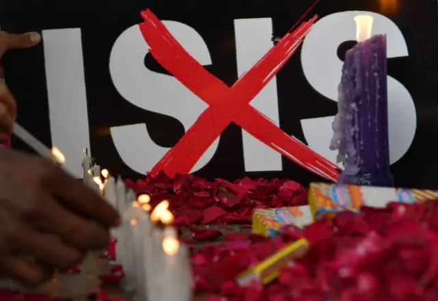 প্রায় চার বছর নিখোঁজ থাকার পরে ৩৮ জন ভারতীয় নির্মান শ্রমিকের দেহ মুম্বাইতে ফিরিয়ে আনার পরে সেখানে প্রতিবাদ। ওই ৩৮ জনকে আইএস জঙ্গীরাই মেরে ফেলে। - ২০১৮ সালের ছবি