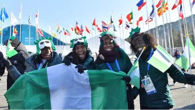 Seun Adigun, Ngozi Onwumere, Akuoma Omeoga ati Simidele Adeagbo pẹlu idunnu ati asia orilẹede Naijiria nilu Pyeong Chang