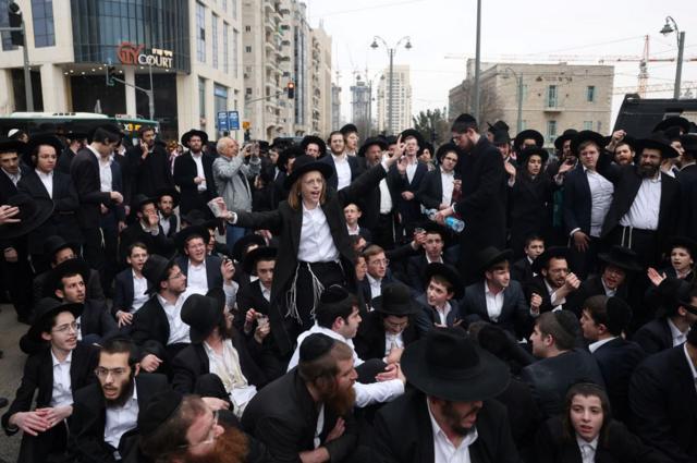 يهود أرثوذكس متشددون (الحريديم) يتظاهرون رفضا للخدمة العسكرية الإلزامية