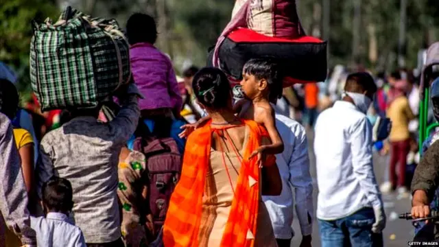 लॉकडाउन में घर लौटते लोग