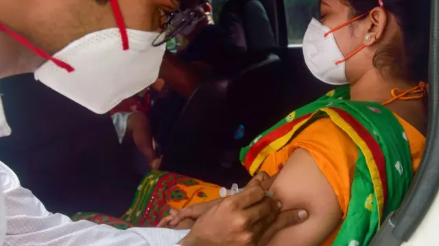 ክትባት የምትከተብ ሴት