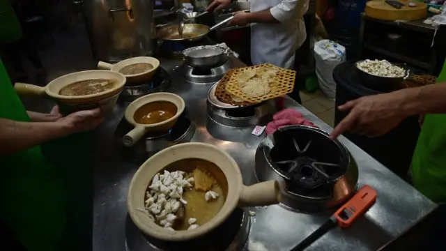 พ่อครัวปรุงซุปหูฉลาม