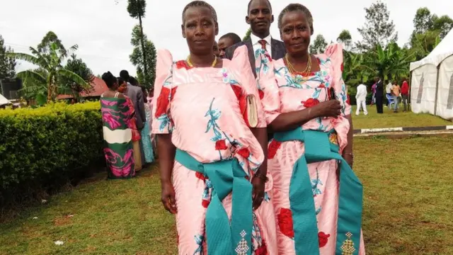 Mama yake na Bwana Besigye akiwa pamoja na pacha wake wakati wa sherehe za kutoa mahali