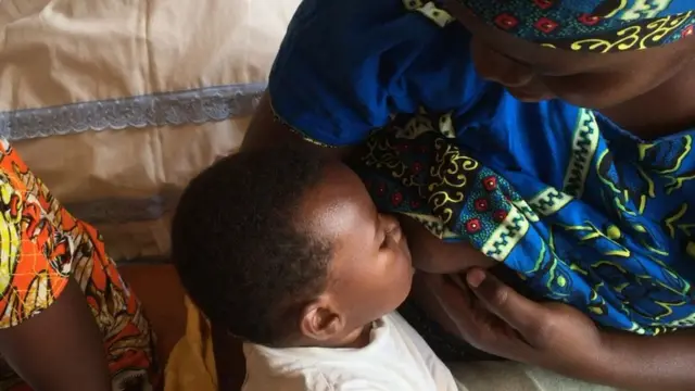 Umubyeyi uri konsa umwana we