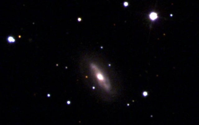 กาแล็กซี J0437+2456 (จุดสว่างมีแขนเกลียวกลางภาพ) คือตำแหน่งปัจจุบันที่หลุมดำพเนจรกำลังเคลื่อนที่ถอยห่างออกไป