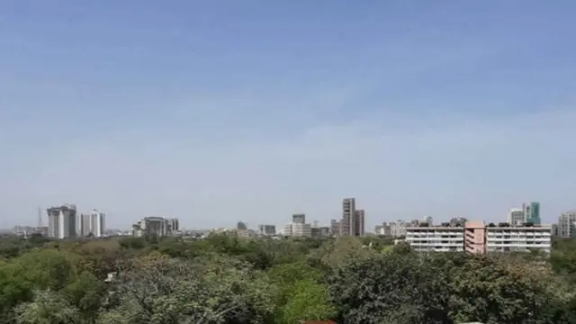 ప్రధానమంత్రి నివాసం దగ్గర గతంకంటే ట్రాఫిక్ ఆంక్షలు ప్రస్తుతం తక్కువగా ఉన్నాయని పలువురు చెబుతున్నారు.