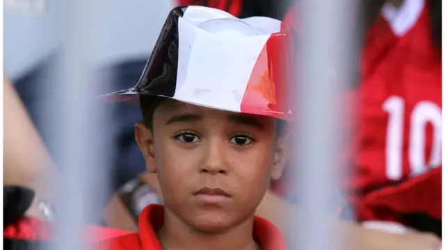 صبي مصري يتابع المباراة بقلق شديد